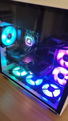 Öppen dator med RGB-belysning