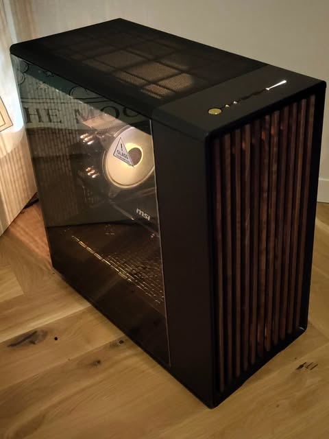 Specialbyggd dator med träfront och glas