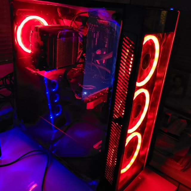 RGB-belyst dator i rött och blått