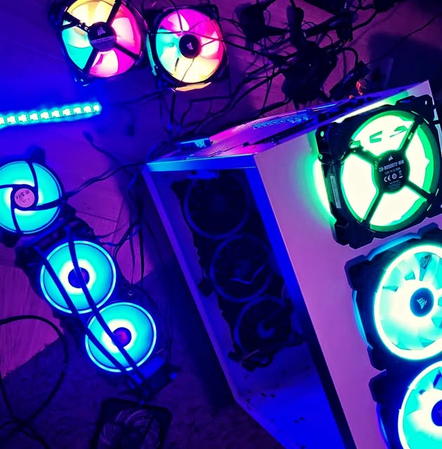 Vit dator med färgad RGB-belysning