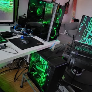 Grönbelyst workstation med flera skärmar